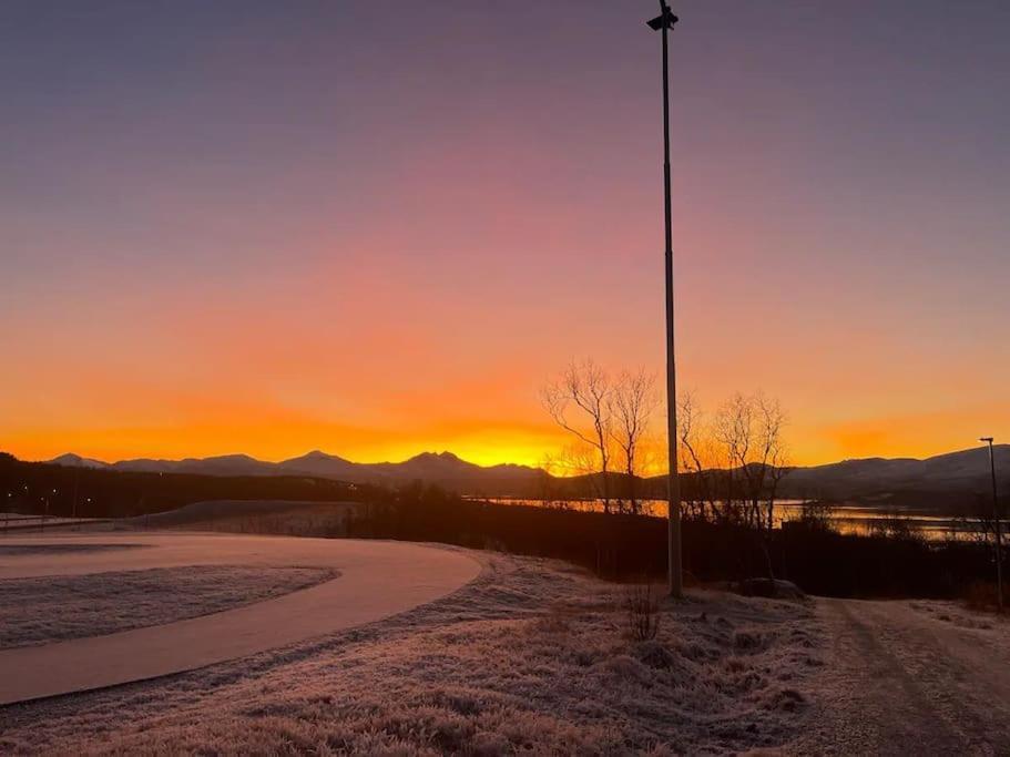 Leilighet I Rolig Gate Med Utsikt Og Gratis Parkering Apartman Tromsø Kültér fotó